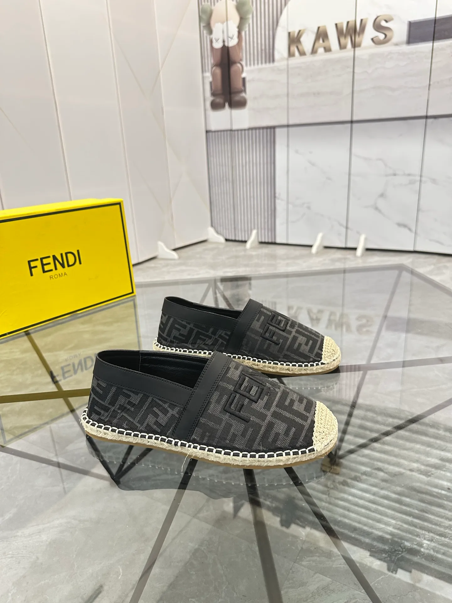 Selling men's shoes 💰: 💰P420¥ Product trademark: Fendi* "Fendi*" low-top fisherman's shoes Regular size: 38-44 (can be customized to 37.45) Product materials: upper imported cowhide stitched with original fabric, sheepskin lining, original outsole. Number: 1023